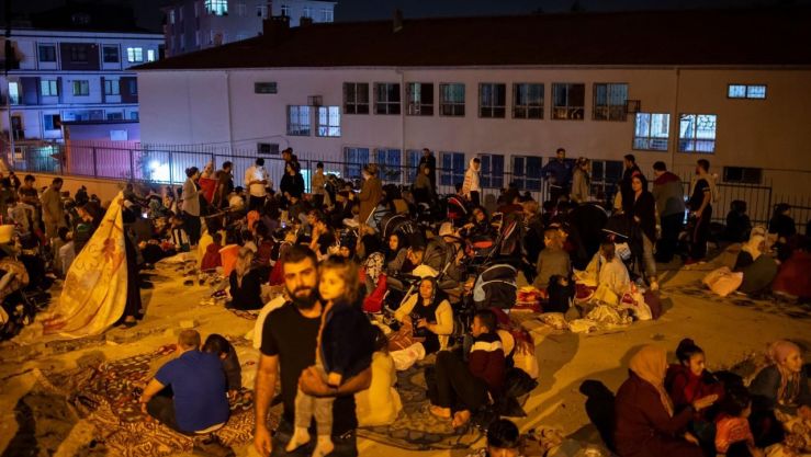 سكان في العراء بسبب الهزات الارتدادية
