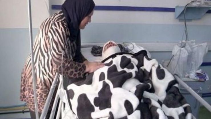 مناصر المولودية عبد الرؤوف رفقة والدته بالمستشفى