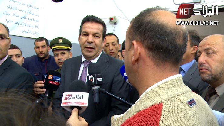 وزير التجارة سعيد جلاب خلال زيارة لسوق الجملة للخضر والفواكه بالكاليتوس