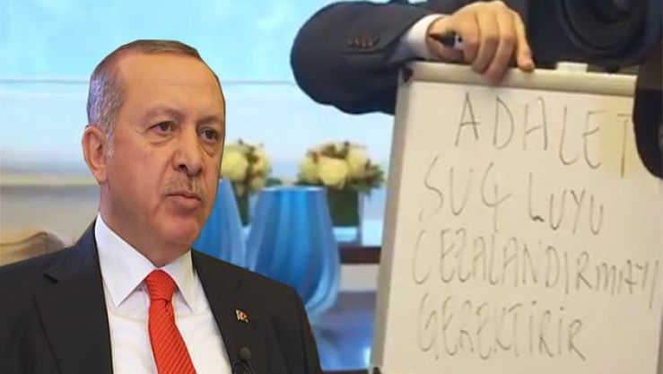 مستشار أردوغان يرفع لافتة مكتوبا عليها :"العدالة توجب معاقبة المجرم"