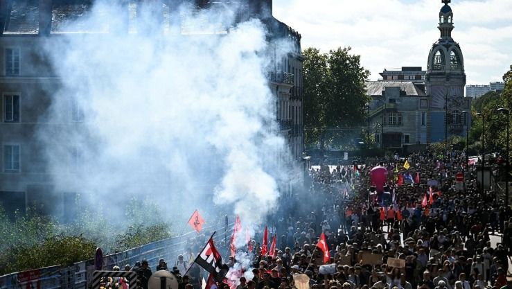 احتجاجات عارمة.. وإضراب واسع يشل حركة فرنسا