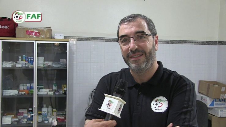 طبيب المنتخب الوطني سابقا