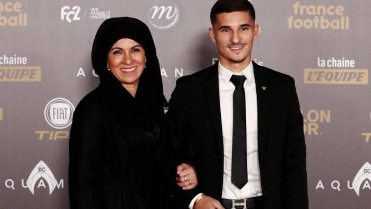 عوار رفقة والدته الجزائرية