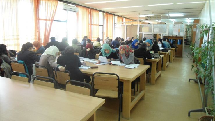طلبة بجامعة في الجزائر