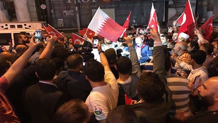 أتراك يرفعون العلم البحريني