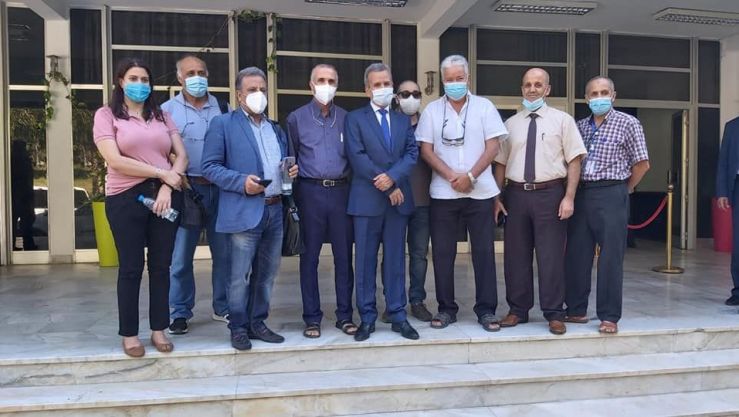 صورة للوزير مع الفريق الطبي