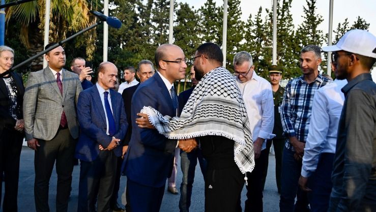 شايب يستقبل بمطار الجزائر 11 جزائريًا من “أسطول الصمود العالمي”
