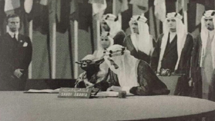 كائن فضائي بجانب الملك فيصل على كتاب مدرسي..!