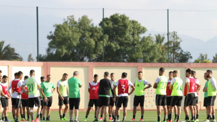 ألكاراز مع لاعبي المنتخب المحلي