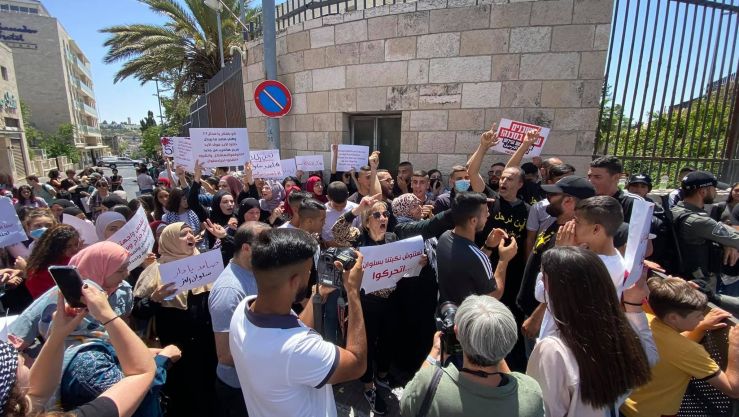جانب من تجمع الفلسطينيين أمام محكمة الاحتلال ( صورة للصحفية : كريستين ريناوي )