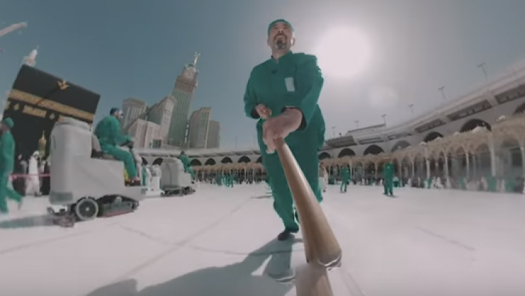 أحمد الشقيري يشارك في تنظيف الحرم