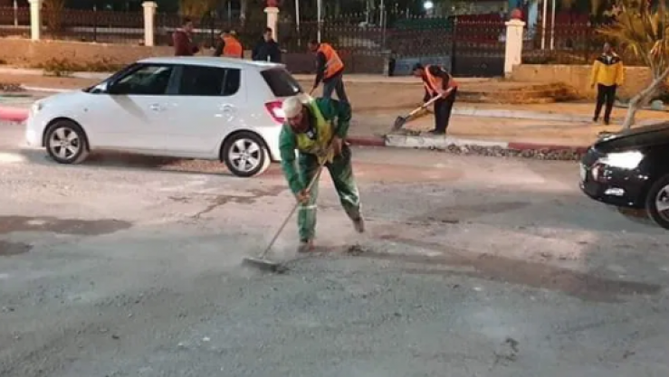 مواطنون ينظفون المكان بعد أعمال شغب في البويرة