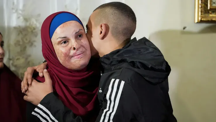 إسراء جعابيص لدى وصولها إلى منزلها بالقدس، ليل السبت الأحد.