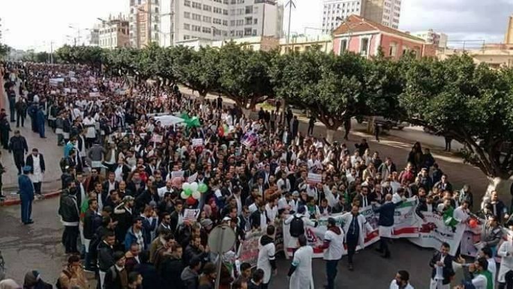 مسيرة الأطباء في وهران