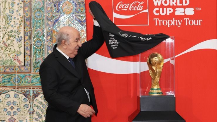 الرئيس تبون يستقبل وفد الـ “فيفا” ومجسّم كأس العالم 2026 