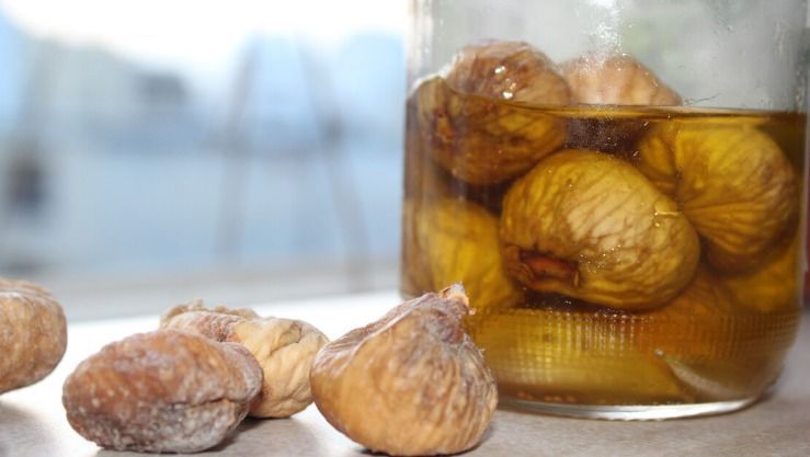 Dry figs soaked in olive oil.. Know about its benefits