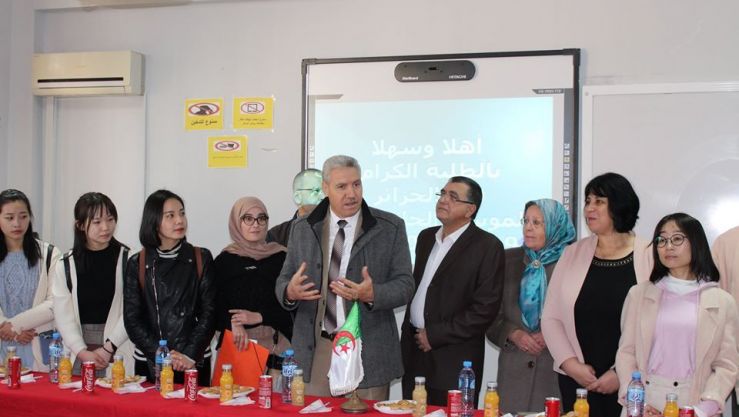 مدير الجامعة يستقبل الطلبة الصينيين