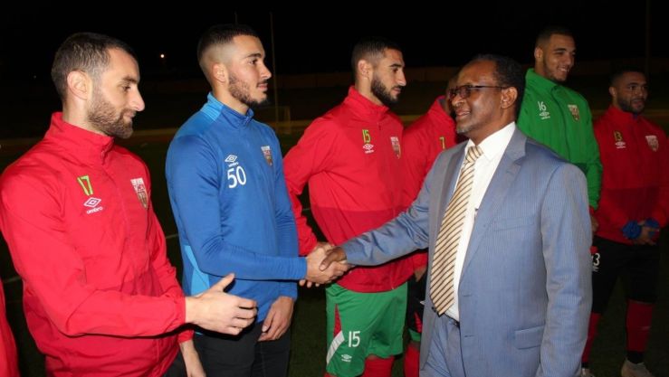 المدير العام رفقة لاعبي المولودية