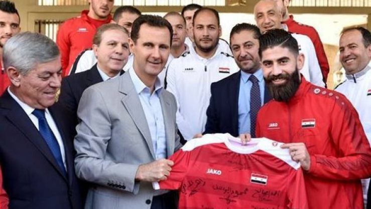 بشار الأسد رفقة لاعبي منتخب سوريا