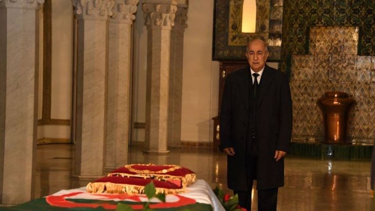 رئيس الجمهورية أمام قبر قايد صالح