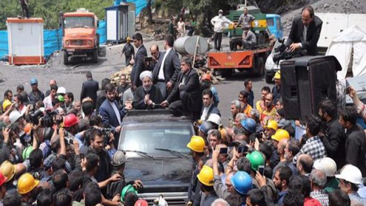 الرئيس الإيراني وسط حشد من العمال