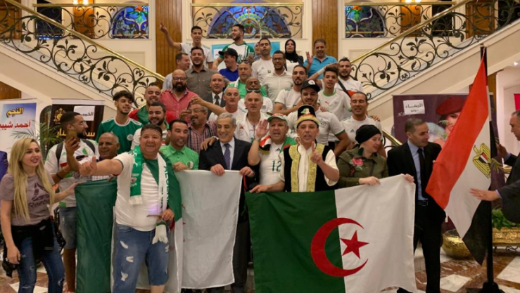 أنصار الخضر مع السفير