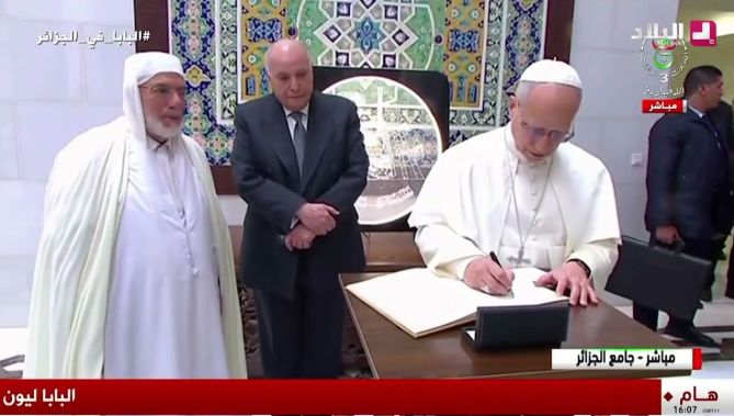 البابا ليون يوقع على السجل الذهبي لجامع الجزائر في ختام زيارته لهذا الصرح الديني الكبير