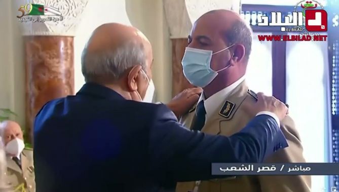 رئيس الجمهورية يقلّد عددا من ضباط الجيش رُتب ألوية وعمداء..