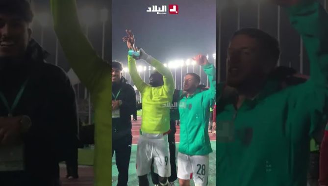 إحتفال لاعبي #مولودية_الجزائر مع أنصارهم بالفوز على الجار #اتحاد_العاصمة