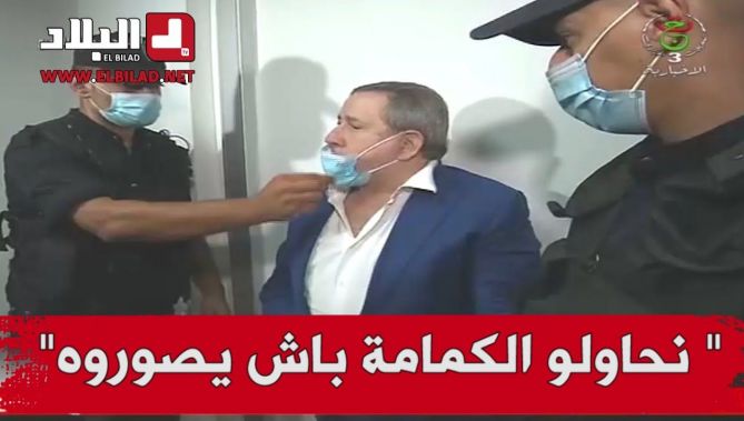 شاهدوا .. ردة فعل عبد المومن ولد قدور بعدما نزع أعوان الأمن كمامته لتصويره
