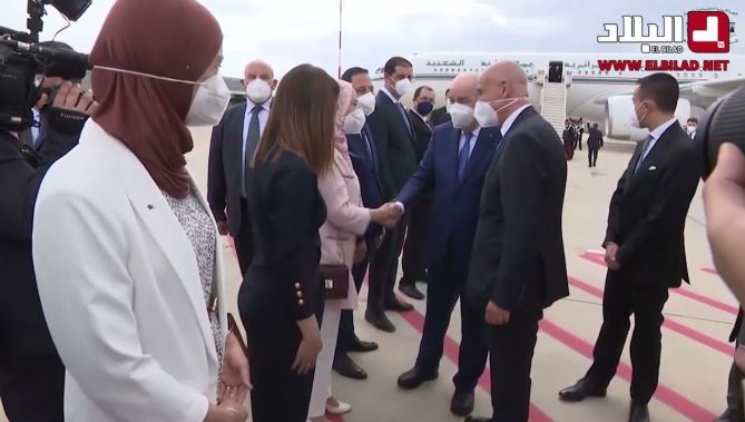 رئيس الجمهورية عبد المجيد تبون، يلقي التحية على أعضاء السفارة الجزائرية بإيطاليا، بمطار روما الدولي