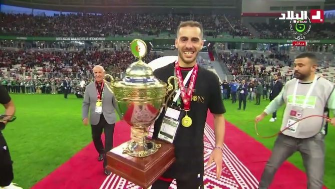 لاعبو #إتحاد_الجزائر يحتفلون بعد تتويجهم أبطالا لكأس الجزائر للمرة العاشرة في تاريخ الفريق