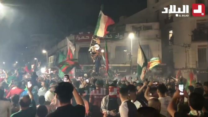 احتفالات أنصار مولودية الجزائر عقب التتويج بلقب البطولة الوطنية للمرة الثامنة