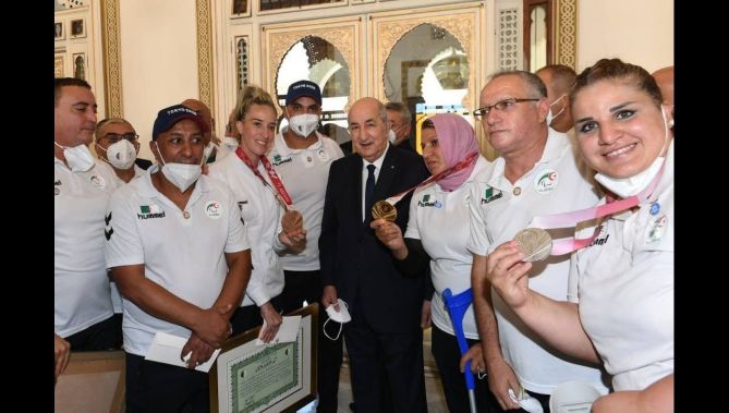شاهدوا ماذا دار بين رئيس الجمهورية والرياضيين البرالمبيين بقصر الشعب على هامش حفل التكريم