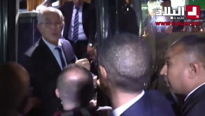 شاهدوا كيف تم اخراج جمال بلماضي من ملعب وهران
