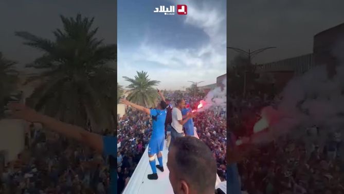 إحتفال لاعبي مستقبل الرويسات مع الأنصار بعد فوزهم على إتحاد الحراش