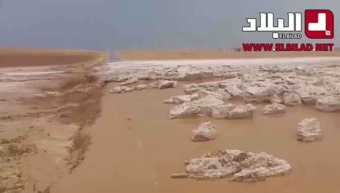 شاهدوا .. كمية الأمطار المتساقطة مع حبات البرد ما أدى لقطع الطريق #بعين_بوشقيف بمدينة #تيارت