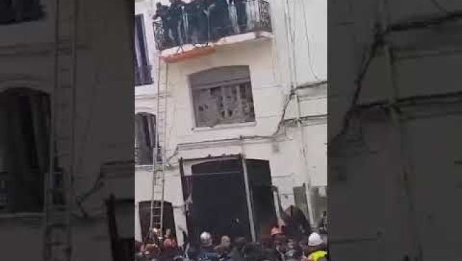 شاهدوا لحظة اخراج جثة أول ضحية من البناية المنهارة بالقصبة في العاصمة