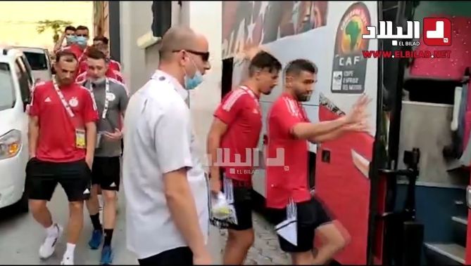 أجواء كبيرة صنعتها الجماهير الجزائرية بـ"دوالا" أمام مقر إقامة الخضر .. وهكذا تفاعل معهم محرز