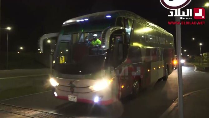 هكذا غادرت حافلة الخضر ملحق ملعب "جابوما" بدوالا بعد نهاية التدريب وسط حراسة أمنية مشددة.. شاهد