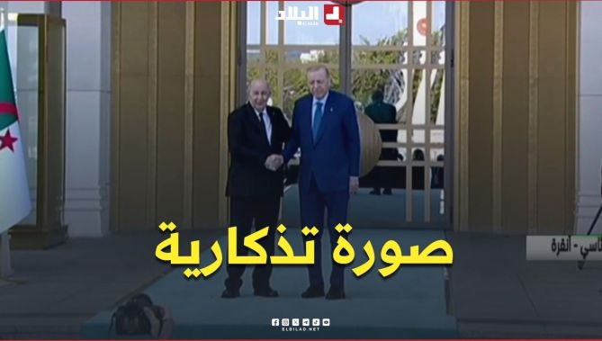 📍الرئيس تبون يأخذ رفقة الرئيس التركي صورة تذكارية أمام علمي الجزائر وتركيا على درج المجمع الرئاسي