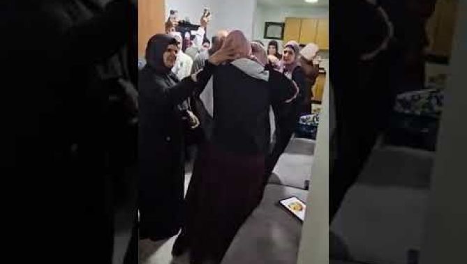 🎥 لحظات فرح عارمة بعد الافراج عن الأسيـ....ــرات الفلسطيينيات بموجب صفقة التبادل
