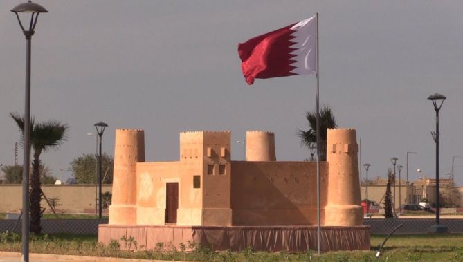 فنانون جزائريون يصممون مجسمات لمعالم العواصم العربية أمام ساحة "جامع الجزائر" تحضيرا "لقمة نوفمبر"