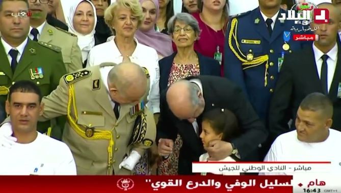 رئيس الجمهورية يأخذ صورة تذكارية مع المكرمين من متقاعدي الجيش الوطني  وعائلات شهداء الواجب الوطني