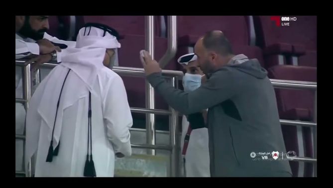 شاهدوا ماذا يفعل الناخب الوطني جمال #بلماضي في مدرجات ملعب أحمد بن علي خلال بين السد والريان