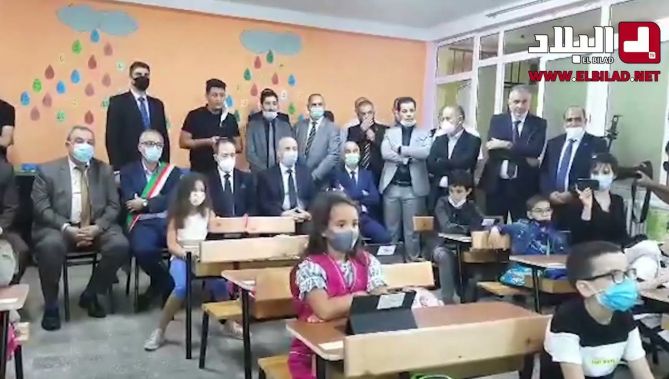 في قسم مجهز باللوحات و السبورة الرقمية وزير التربية يشرف على تقديم اول درس في الموسم الدراسي