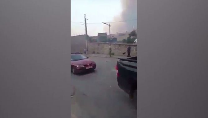 عائلات تغادر منازلها هربا من ألسنة النيران في الأربعاء ناث إيراثن بولاية تيزي وزو