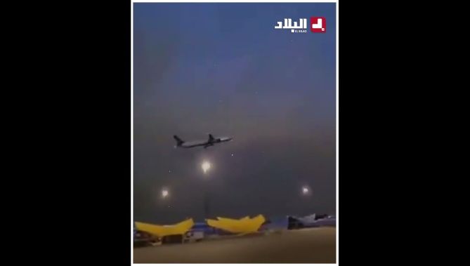 اشتعال النار بمحرك طائرة بوينغ 777 في مطار تورونتو بيرسون الدولي بكندا بعد وقت قصير من إقلاعها