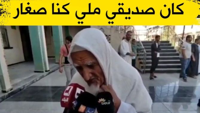شاهدوا بتأثر شديد الصديق المقرب للراحل رابح درياسة يدعي له بالرحمة..