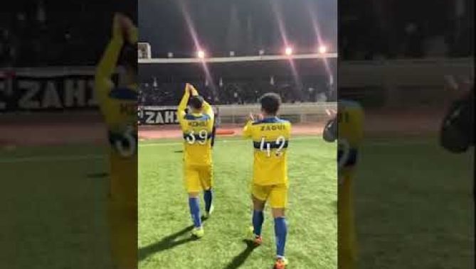 " الله أكبر دزيري بلال " .. أنصار #وفاق_سطيف تحيي لاعبي الضيف #أتليتيك_بارادو وتهتف بإسم مدربهم